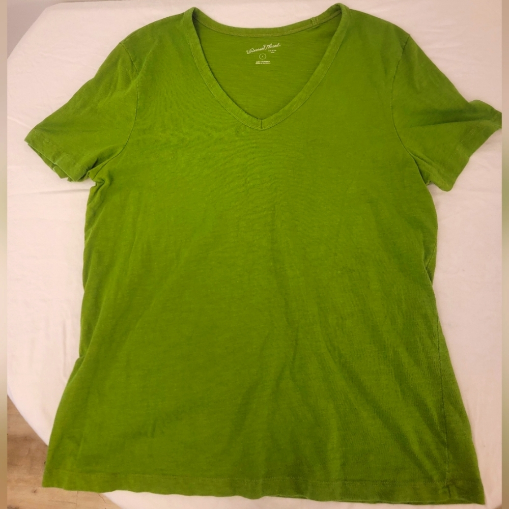 Green Universal Threads Goods Tshirt